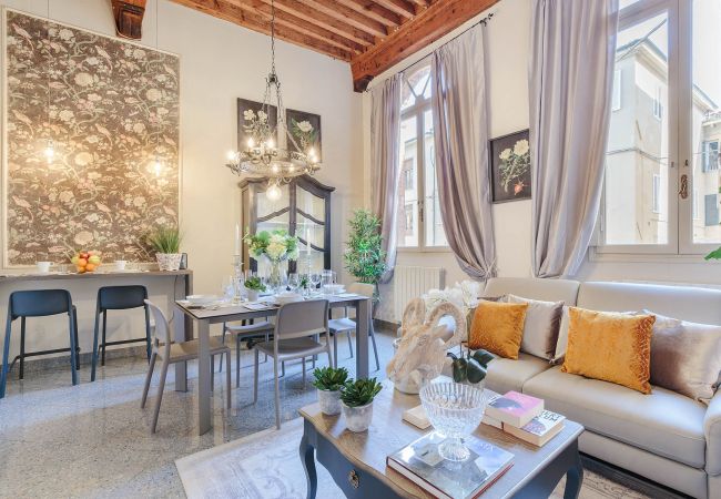  在 Lucca - ARIAS APARTMENT in the iconic Piazza San Michele