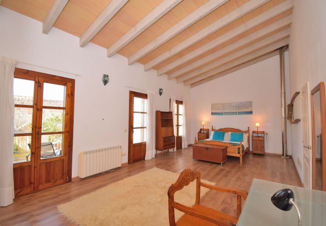 房屋 在 Muro - Casa de Pueblo 015 con piscina privada, jardín, terraza, barbacoa y WiFi 房屋 在 Muro - Casa de Pueblo 015 con piscina privada, jardín, terraza, barbacoa y WiFi