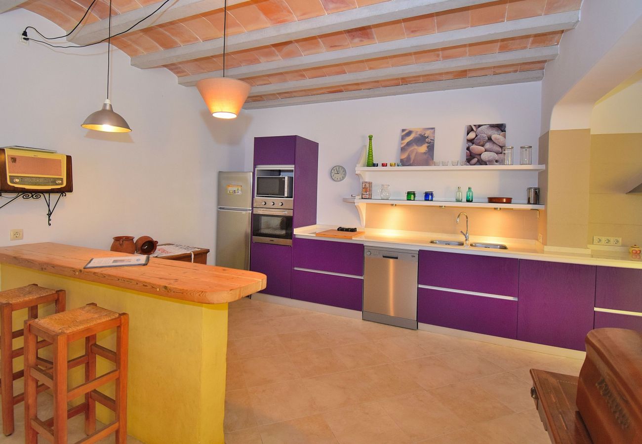 房屋 在 Muro - Casa de Pueblo 015 con piscina privada, jardín, terraza, barbacoa y WiFi 房屋 在 Muro - Casa de Pueblo 015 con piscina privada, jardín, terraza, barbacoa y WiFi