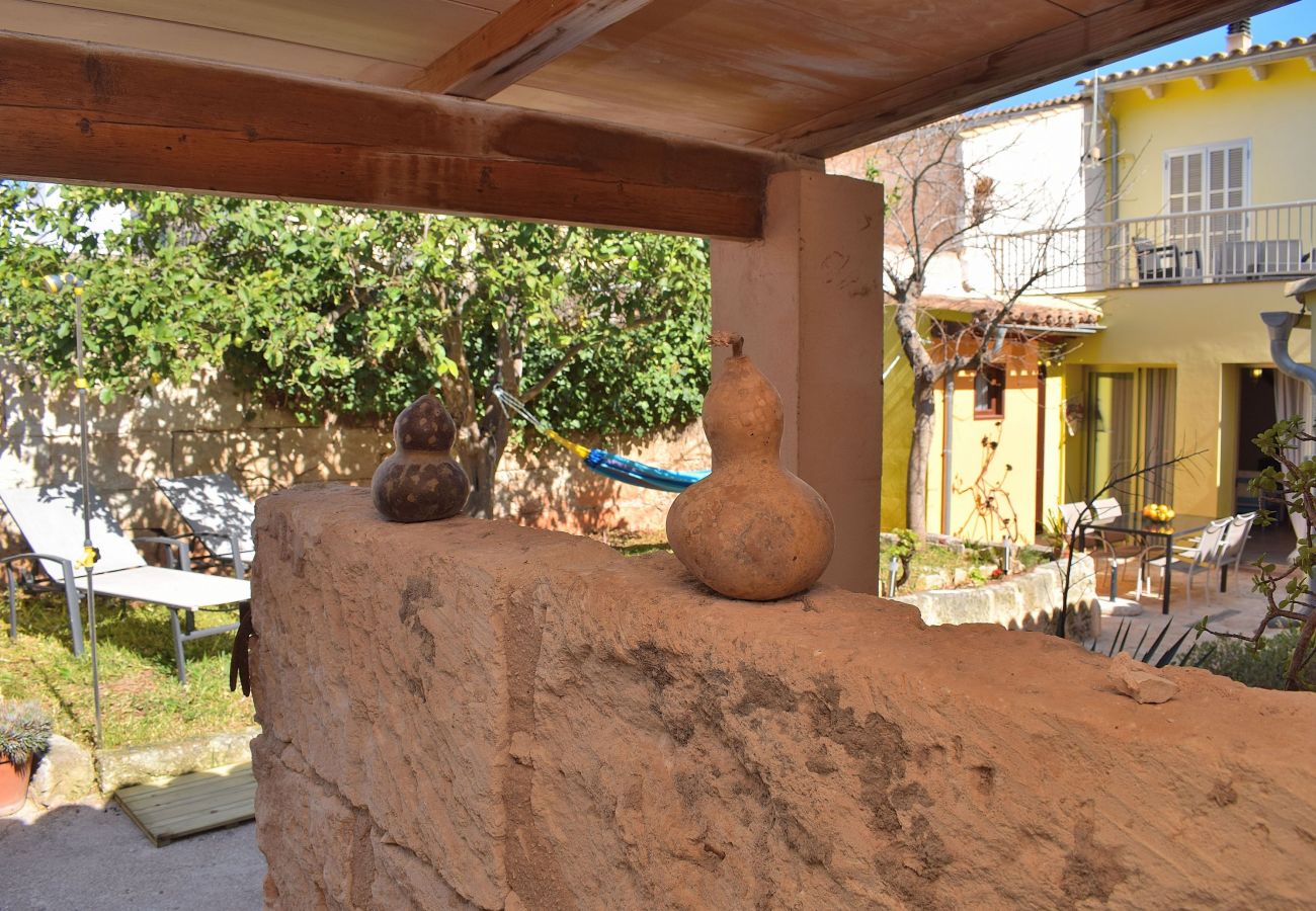 房屋 在 Muro - Casa de Pueblo 015 con piscina privada, jardín, terraza, barbacoa y WiFi 房屋 在 Muro - Casa de Pueblo 015 con piscina privada, jardín, terraza, barbacoa y WiFi