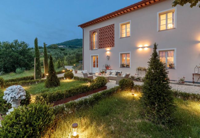  在 Lucca - VILLA REGINA, 4 bedrooms and a luxury style among the vineyards by Lucca Town
