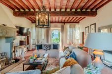 别墅 在 Lucca - VILLA IL CASTELLO: Vibrant Sanctuary of Enchanting Colours. 6 Bedrooms, Private Pool