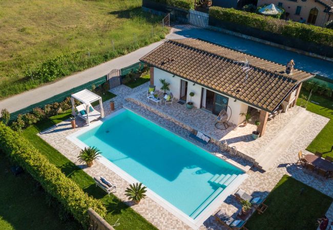 别墅 在 Viareggio - The Luxury Beach Villa with shared Swimming Pool, between Viareggio and Torre del Lago Puccini 别墅 在 Viareggio - The Luxury Beach Villa with shared Swimming Pool, between Viareggio and Torre del Lago Puccini