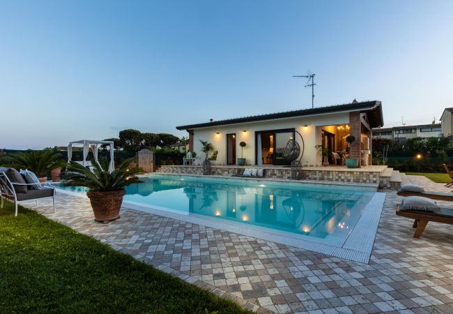 别墅 在 Viareggio - The Luxury Beach Villa with shared Swimming Pool, between Viareggio and Torre del Lago Puccini 别墅 在 Viareggio - The Luxury Beach Villa with shared Swimming Pool, between Viareggio and Torre del Lago Puccini