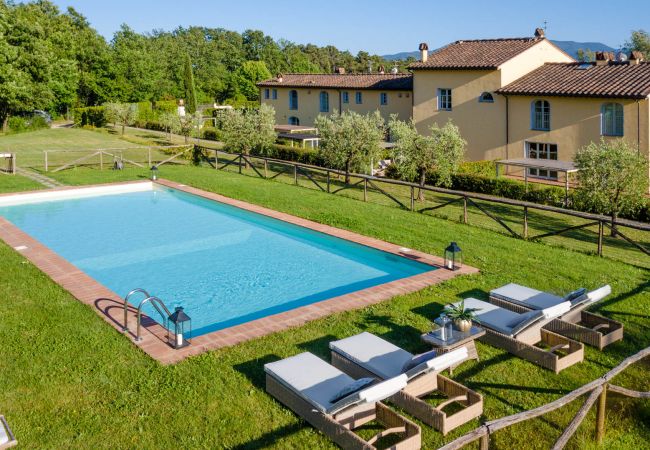  在 Lucca - Villa Hilary, a Convenient Luxury 4 bedrooms Villa with Sharing Pool on the Hills by Lucca