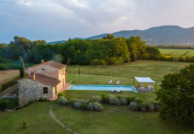 别墅 在 Orentano - IL CONTE Luxury Tuscany 3 bedrooms Farmhouse Villa with Private Pool and SPA in Orentano 别墅 在 Orentano - IL CONTE Luxury Tuscany 3 bedrooms Farmhouse Villa with Private Pool and SPA in Orentano
