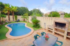 房屋 在 Muro - Capavila 196 fantástica villa con piscina privada, terraza, aire acondicionado y WiFi
