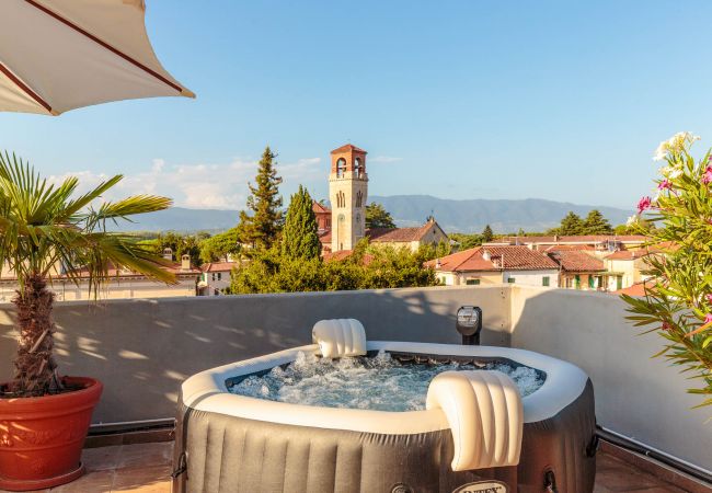  在 Lucca - Casa Dieter, a superb 2 bedrooms Apartment with Grand Terrace and private parking in Central Lucca
