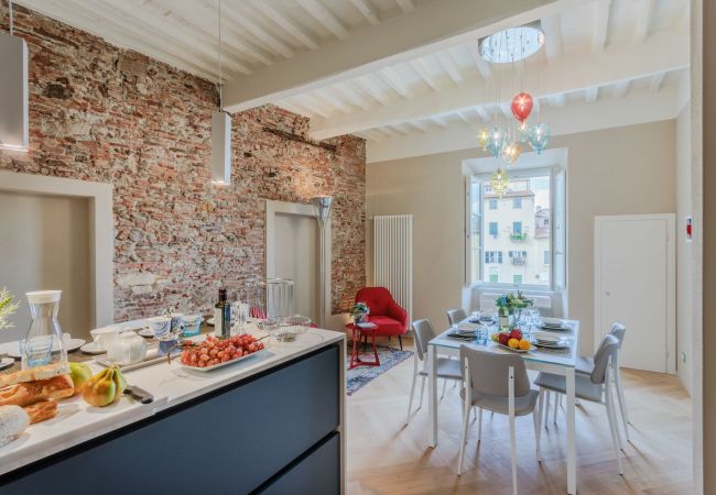  在 Lucca - Casa Pino 2 bedrooms 2 bathrooms contemporary apartment facing Piazza Anfiteatro