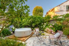 公寓 在 Lucca - Luxury Home, Private Garden and Jacuzzi inside Lucca