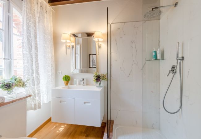 公寓 在 Lucca - Timeless Elegance: A Historic Retreat in Lucca's Art District 公寓 在 Lucca - Timeless Elegance: A Historic Retreat in Lucca's Art District