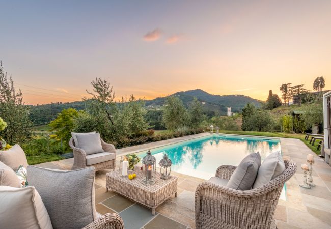  在 Lucca - Valle del Sole Winery Farmhouse with Private Pool