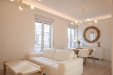 公寓 在 Madrid - Escápate al Encanto Urbano: Piso con Balcón y Espacios Modernos