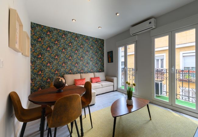  在 Madrid - Piso de 2 dormitorios con balcón en Madrid