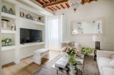 公寓 在 Lucca - Lucca Center Home with Parking & Balcony